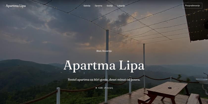 Primer strani z imenom nastanitve na sredini celozaslonske fotografije.